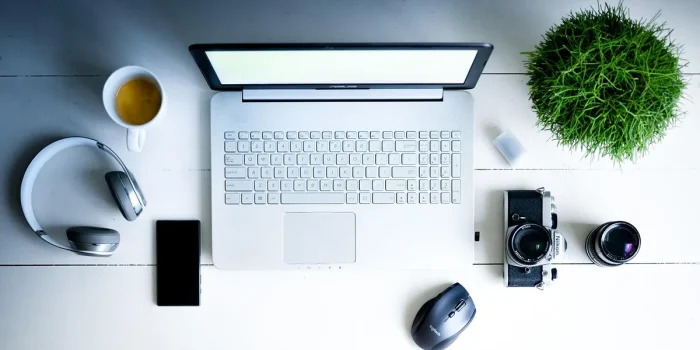 Bureau ensoleillé avec ordinateur portable, notes et tasse, symbolisant la formation SEO pratique