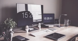 Mains anonymes remplissant un formulaire d'inscription sur une tablette dans un bureau lumineux