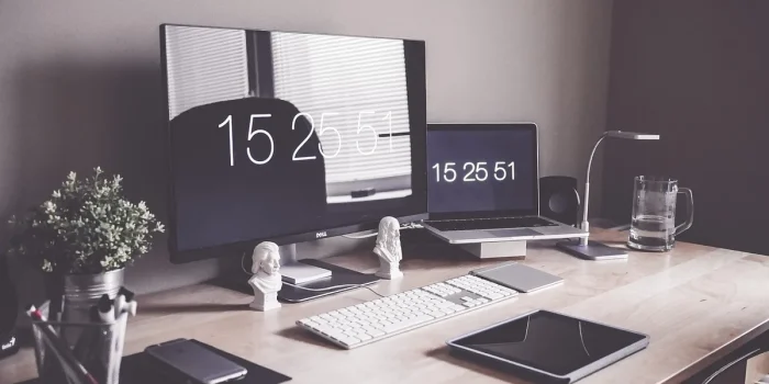 Mains anonymes remplissant un formulaire d'inscription sur une tablette dans un bureau lumineux