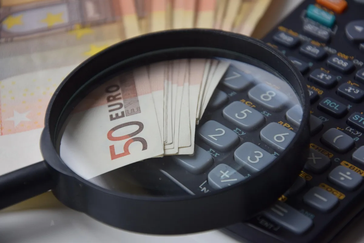 Feuille de calcul de rentabilité immobilière avec chiffres et calculatrice