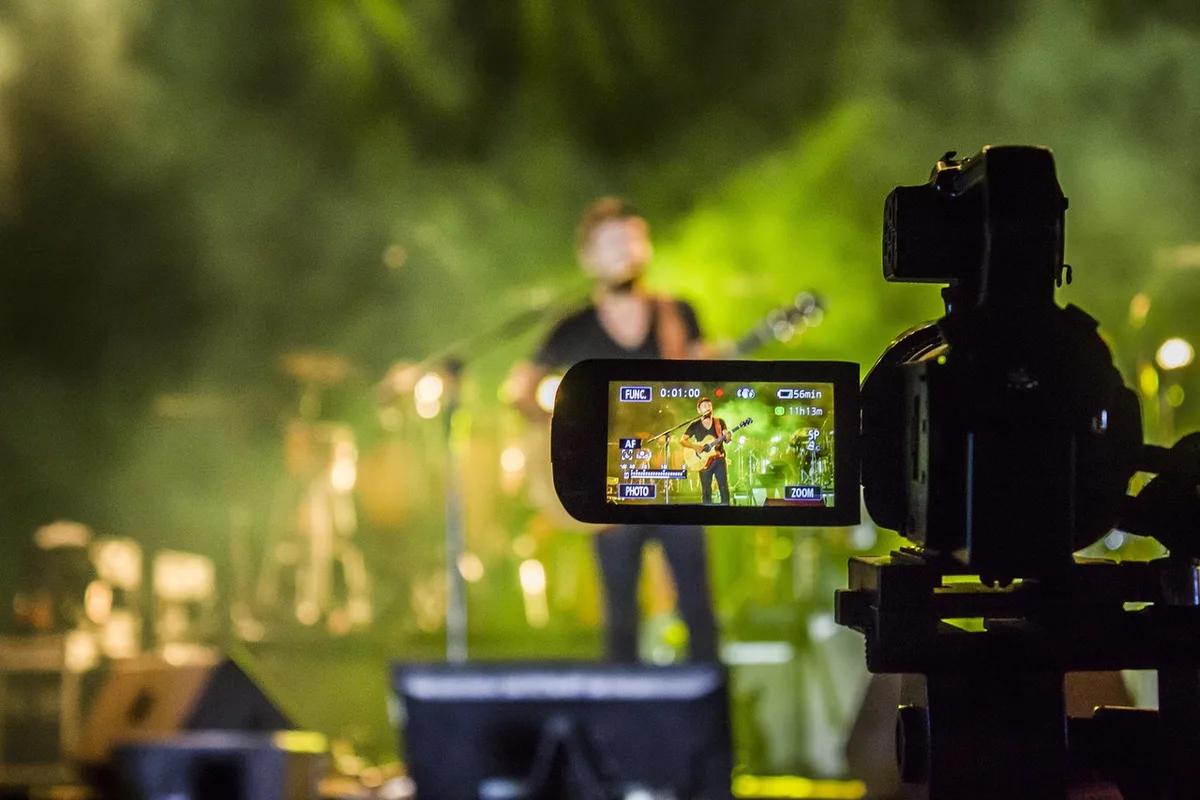 Équipe travaillant sur des courtes vidéos publicitaires sur un écran