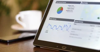 Espace de travail lumineux avec ordinateur, checklists et calendrier marketing