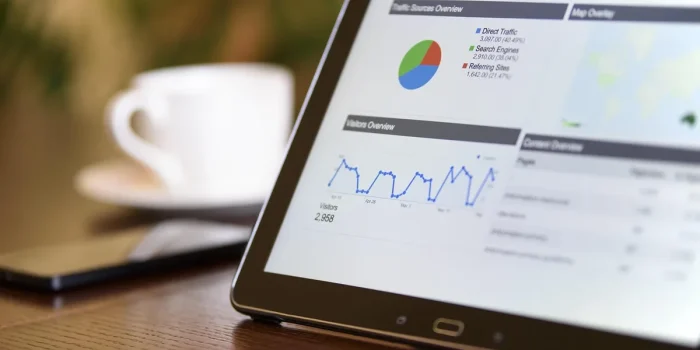 Espace de travail lumineux avec ordinateur, checklists et calendrier marketing