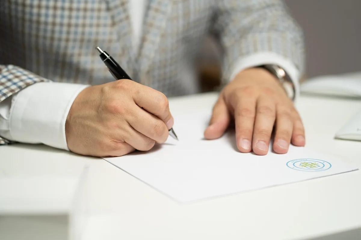 Documents de succession et brochure explicative sur une table