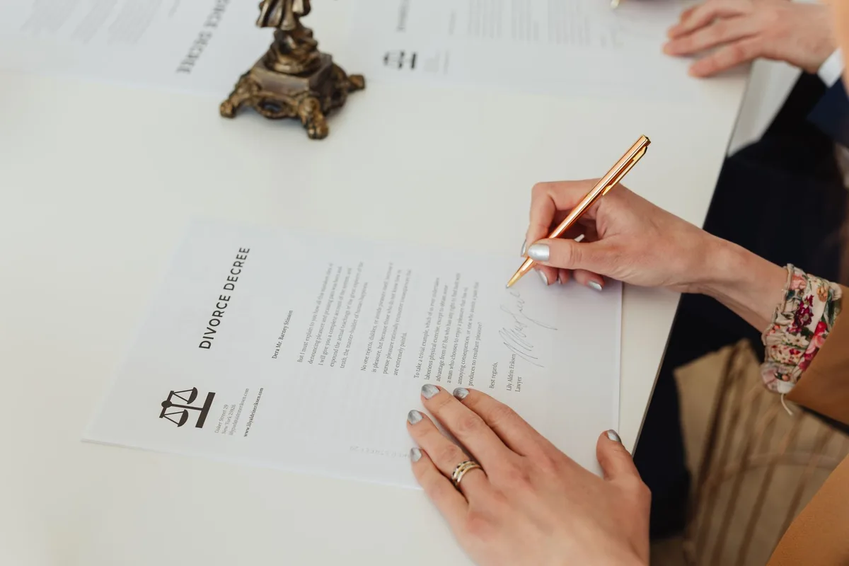 Intérieur de cabinet de notaire lumineux avec contrat posé sur la table
