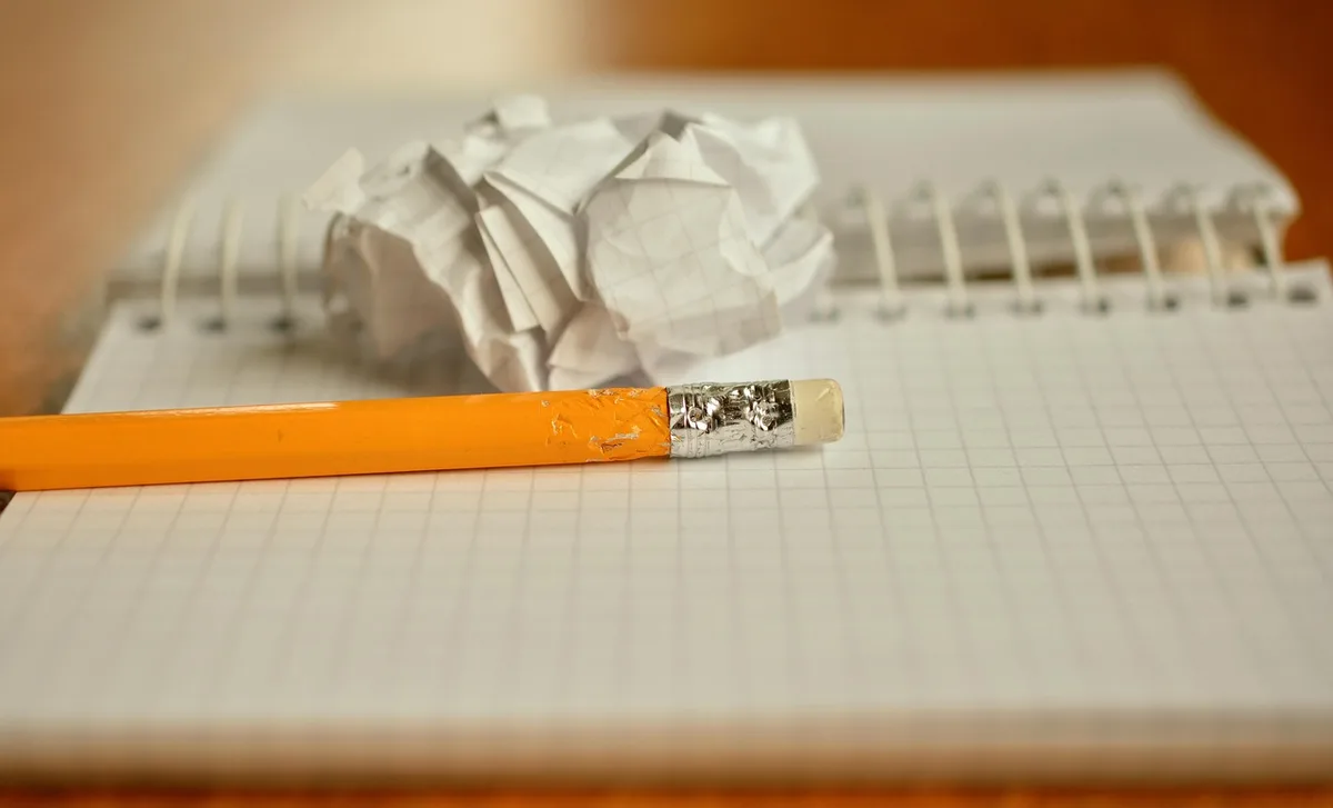 Calculatrice et documents de prêt sur un bureau, résultats de capacité d'emprunt