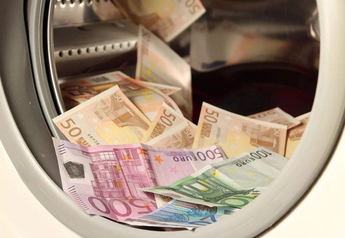 Dossiers bancaires et justificatifs posés sur une table, prêts à être présentés à la banque