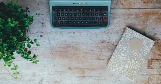 Intérieur lumineux d'étude notariale avec papiers de propriété et mains anonymes signant