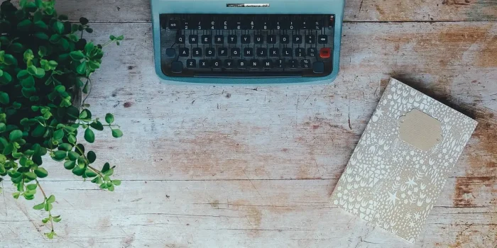Intérieur lumineux d'étude notariale avec papiers de propriété et mains anonymes signant