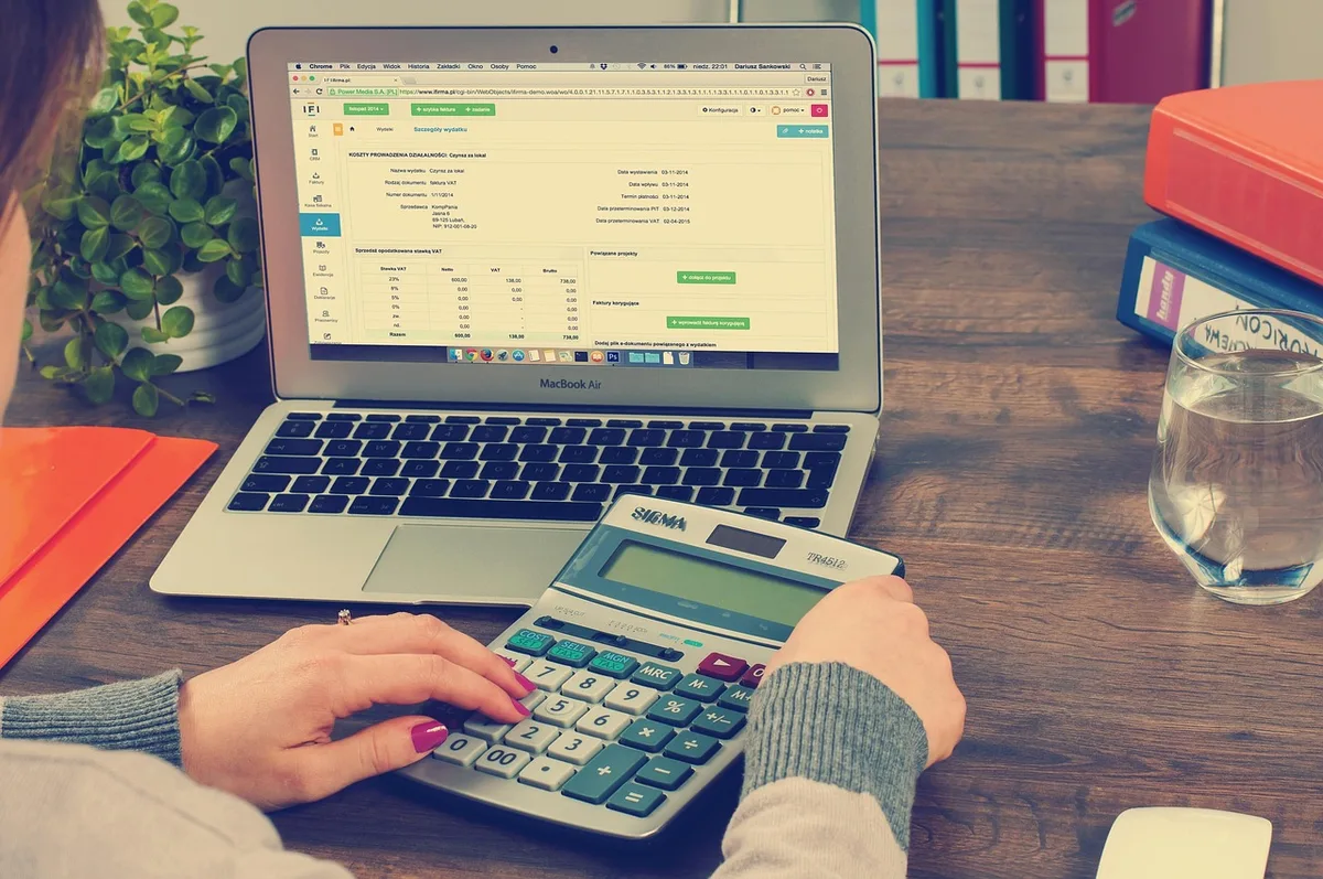 Chemise avec bulletins de salaire, avis d'imposition et relevés bancaires bien rangés