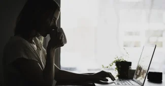 Espace de travail lumineux avec ordinateur, notes SEO, micro et casque près d'une fenêtre