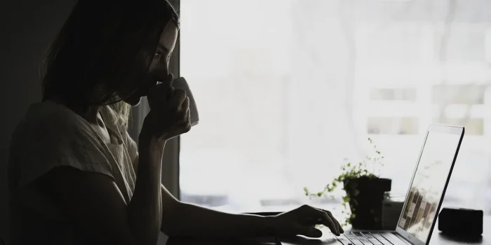 Espace de travail lumineux avec ordinateur, notes SEO, micro et casque près d'une fenêtre