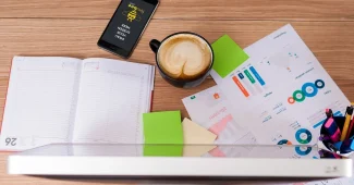 Bureau lumineux avec dossiers et plans d'appartement à Paris