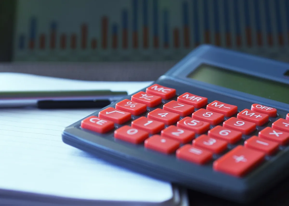Contrats et calculatrice représentant coût initial des garanties