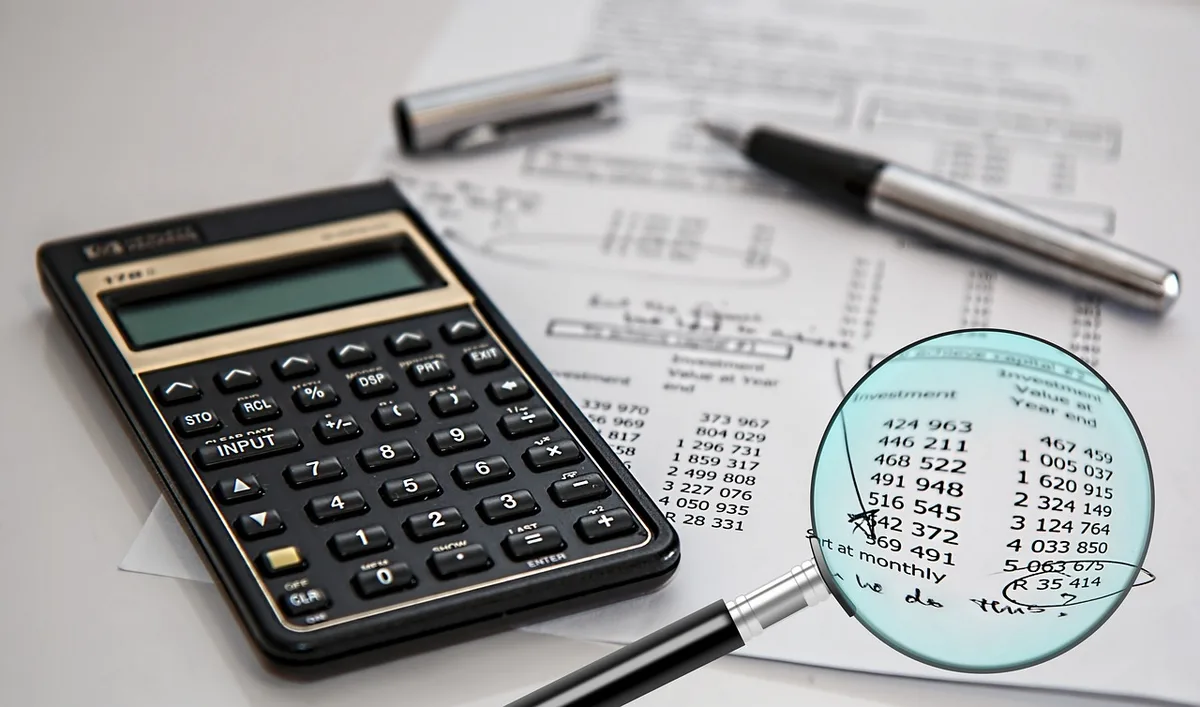 Checklist d'audit et documents administratifs sur un bureau